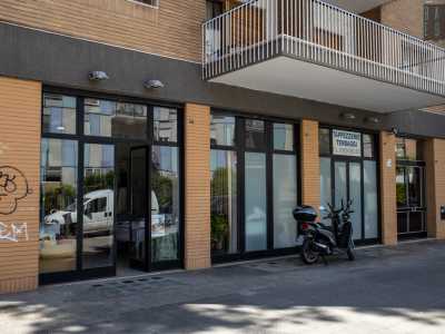 ...dove un�insegna bianca annuncia che ci troviamo dinnanzi alla tappezzeria Fanelli
